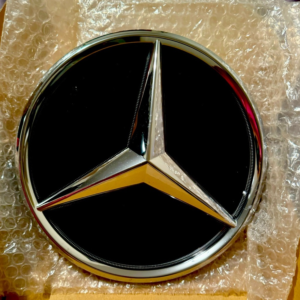 2022 Mercedes GLC Illuminated Star Emblem